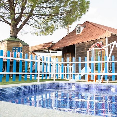 Bungalow Perotonar Ideal Para Familia Con Ninos La Puebla de Cazalla Exterior foto